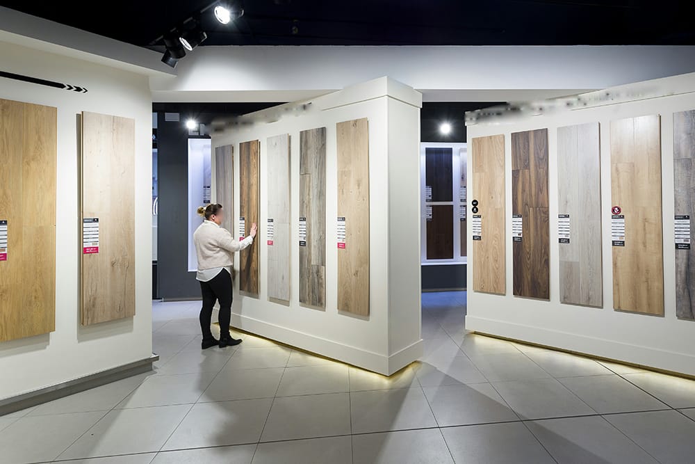 展厅中展示的各种袖珍门款式和材料